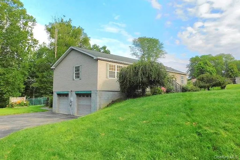 1566 Albany Post Road, Gardiner