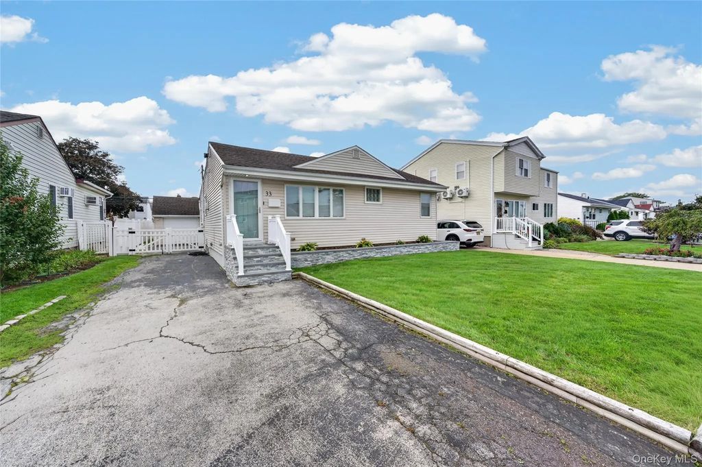 33 Hubbard Avenue, Freeport