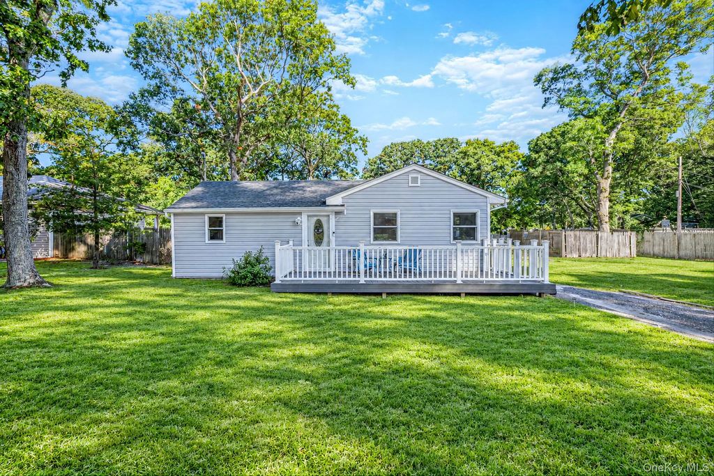 261 Mooney Pond Road, Selden