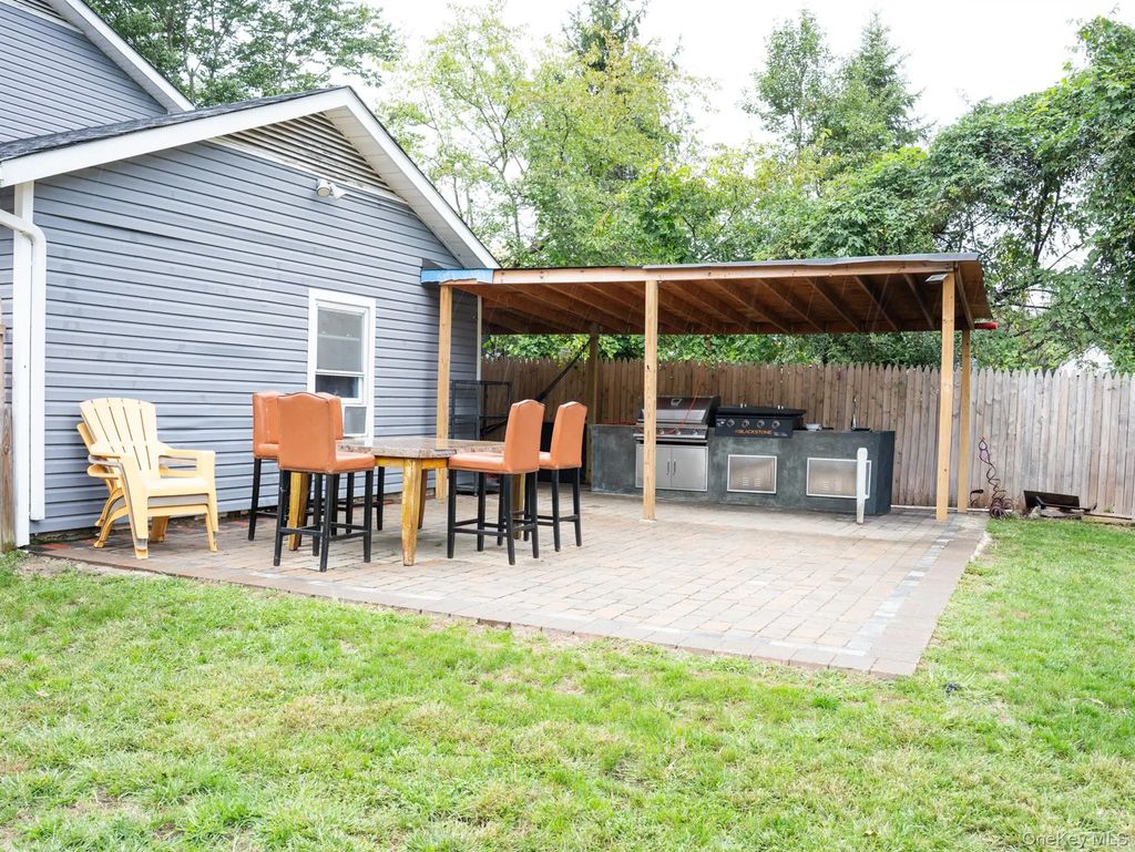 4 Wallace Court, Huntington Station