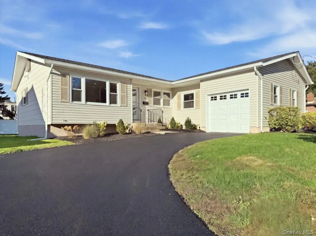 71 Roderick Road, West Islip