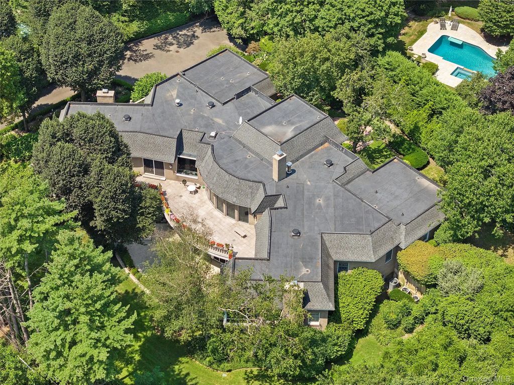 13 Chanticlare Drive, Manhasset