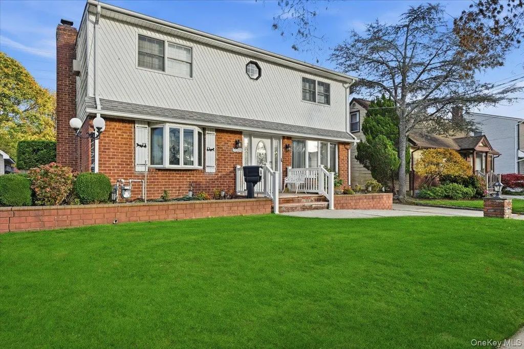 120 Bruce Terrace, Mineola
