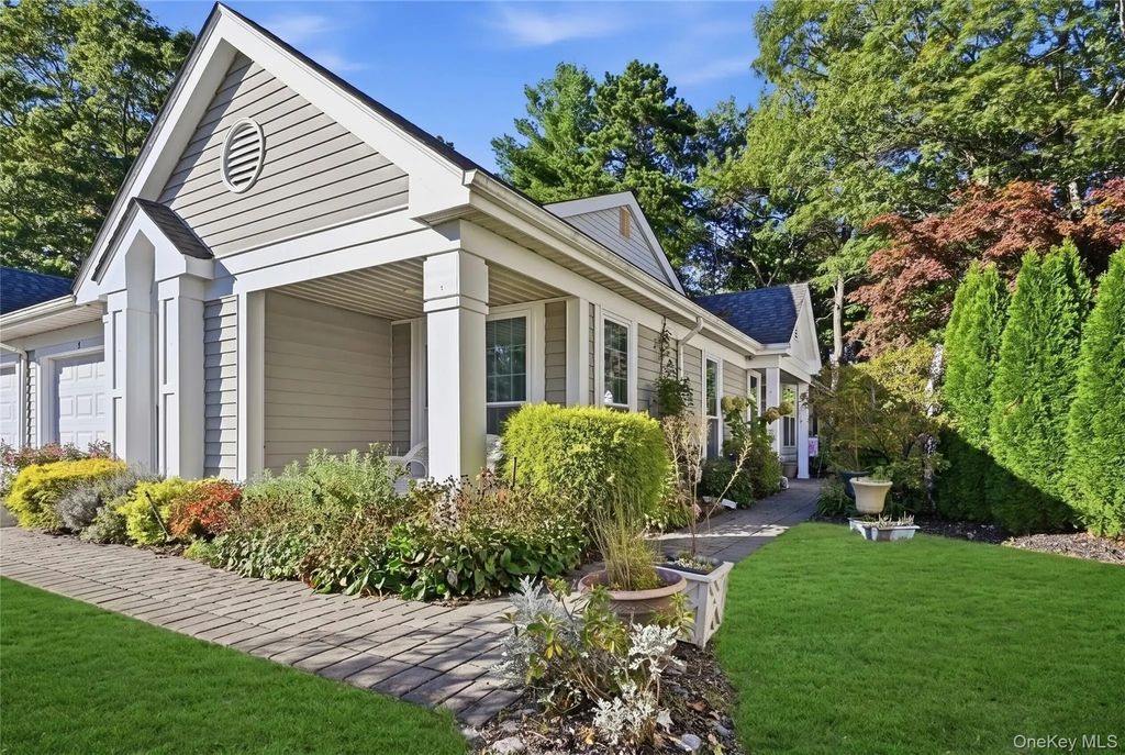 9 Amagansett Court, Ridge