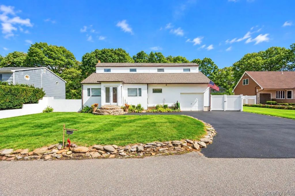 1219 Coates Avenue, Holbrook