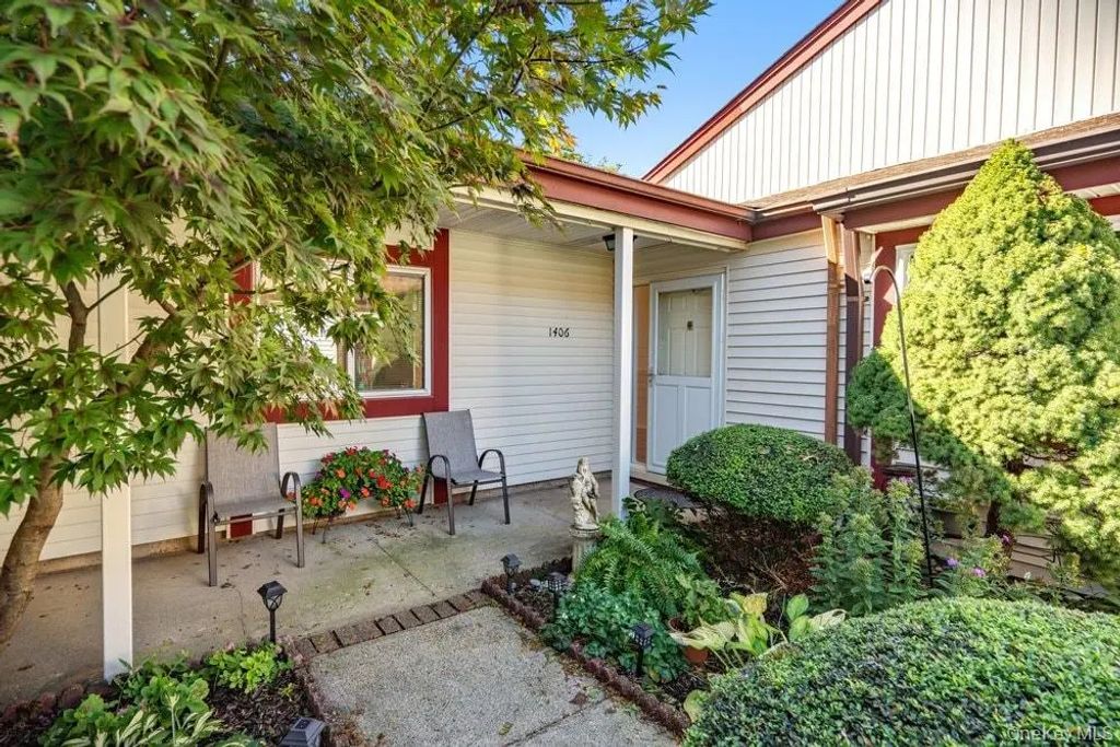 1406 Gotham Court W, Saint James