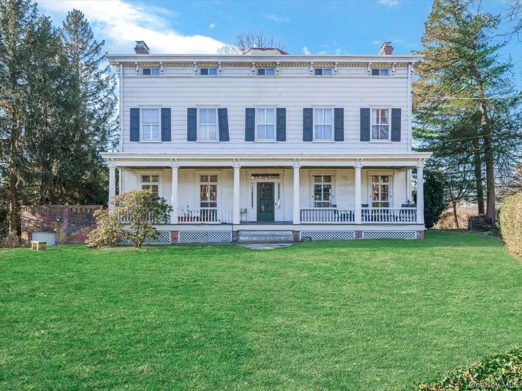 29 Center Drive, Douglaston