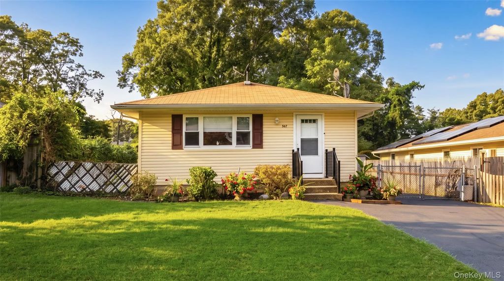 567 Boxwood Drive, Shirley