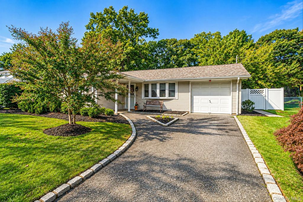 5 Allegheny Drive S, Farmingville