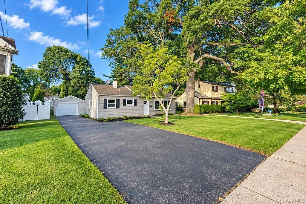 7 Surrey Road, Massapequa