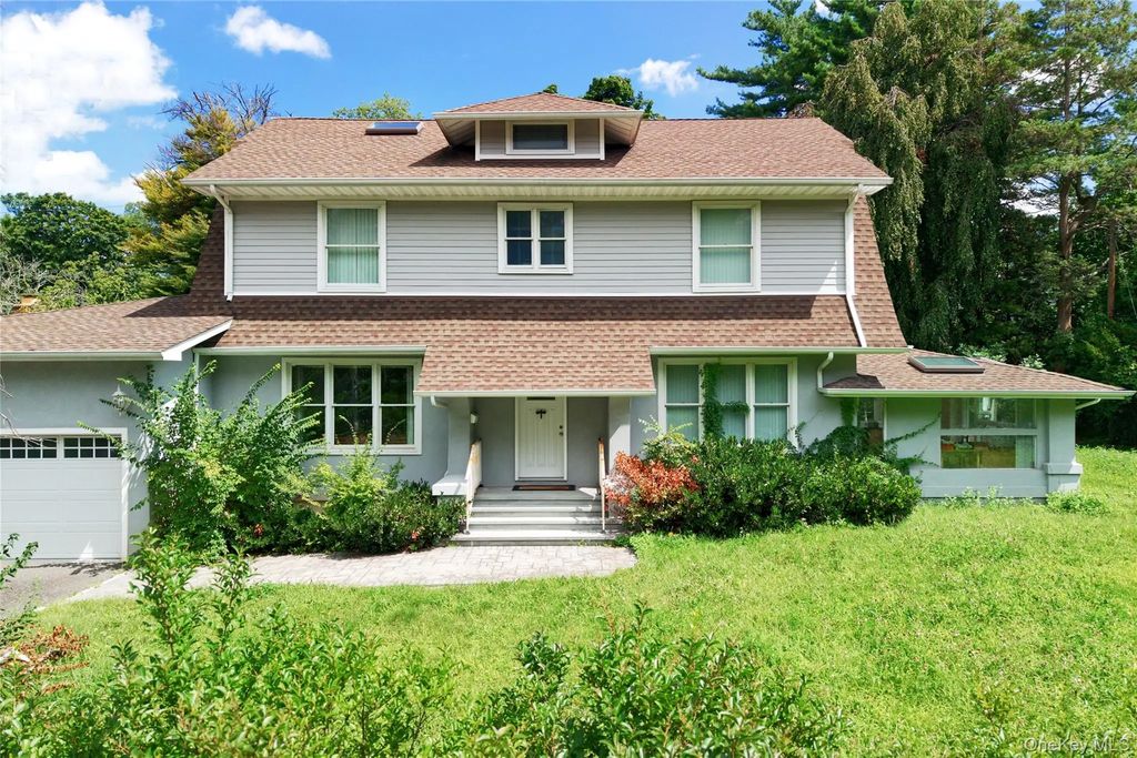 51 Bayview Avenue, Great Neck