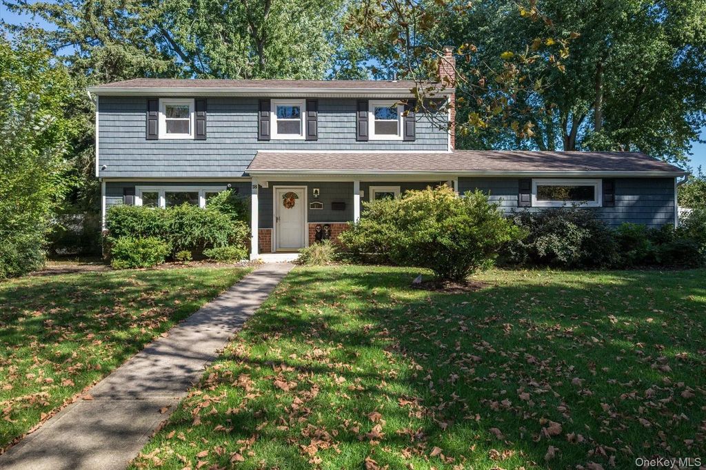 18 Meadow Lark Drive, East Northport