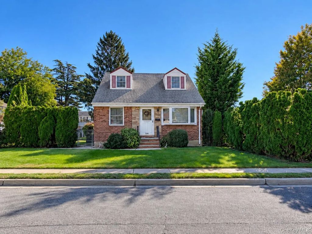 256 9th Street, Bethpage