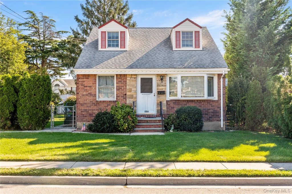 256 9th Street, Bethpage