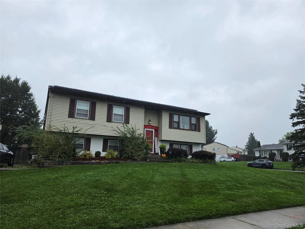 12 Winchester Way, Washingtonville