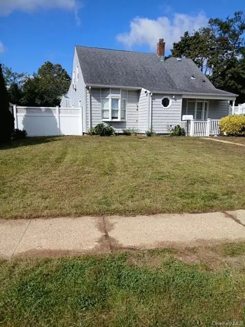82 Barnyard Ln, Levittown