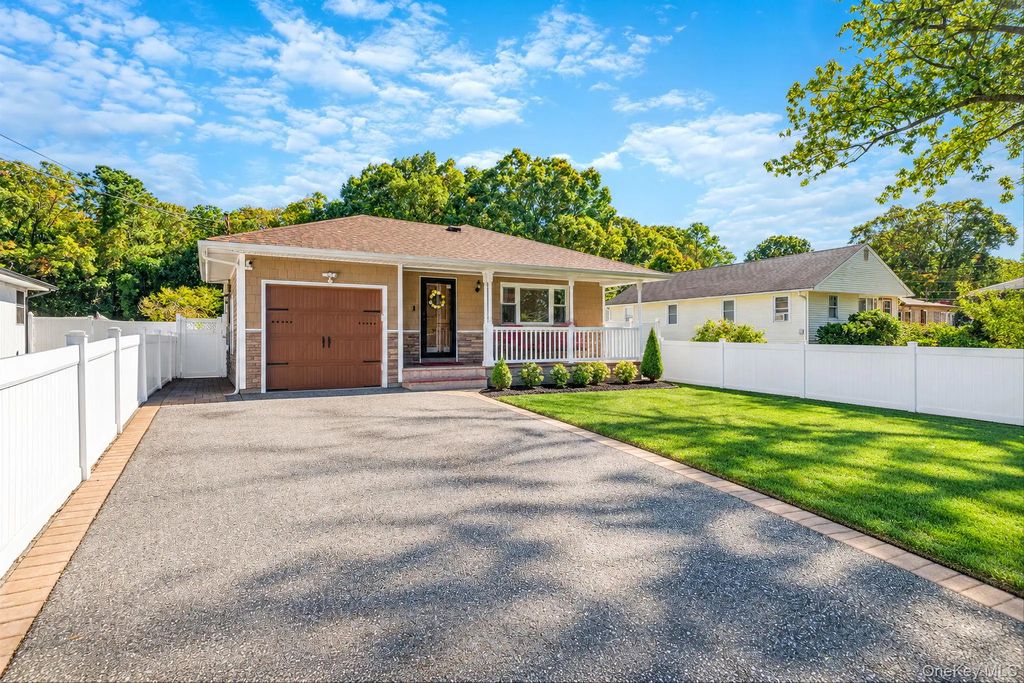 177 N Evergreen Drive, Selden