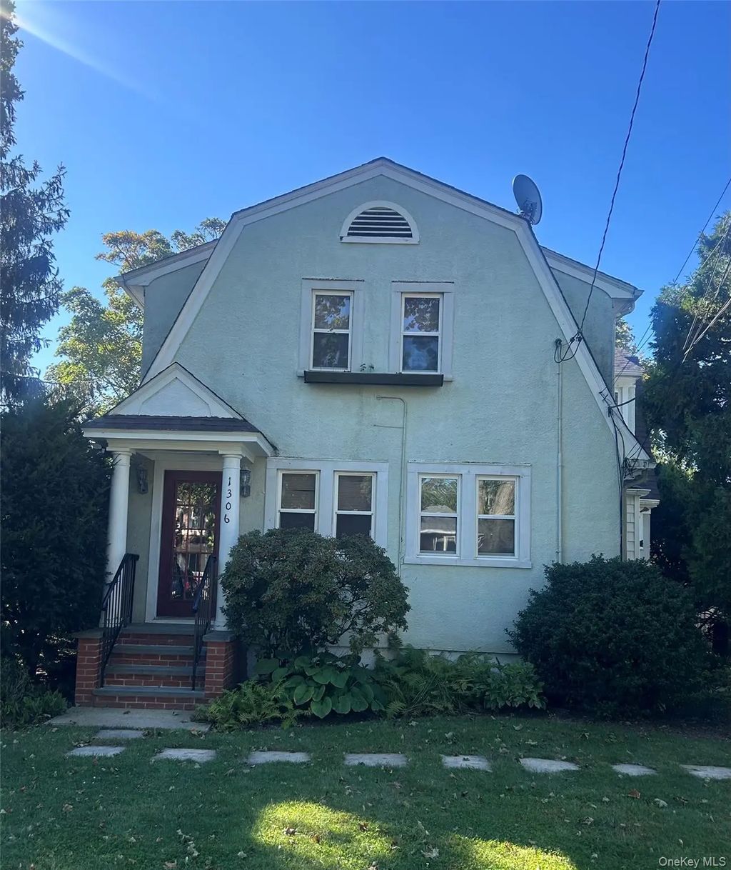 1306 Potter Boulevard, Bay Shore