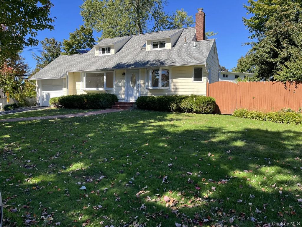 4 Elmont Lane, East Northport