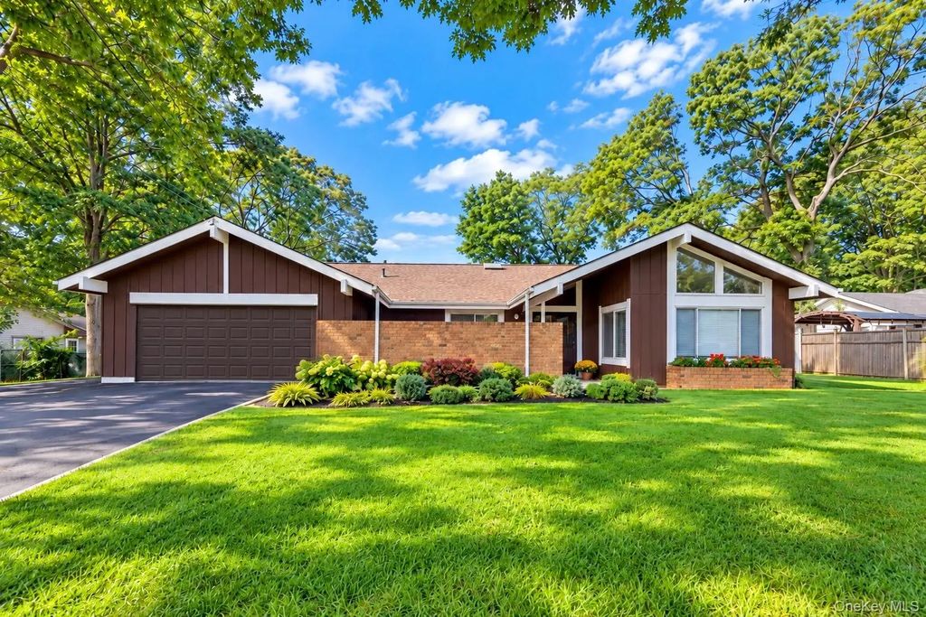 1012 Old Medford Avenue, Farmingville