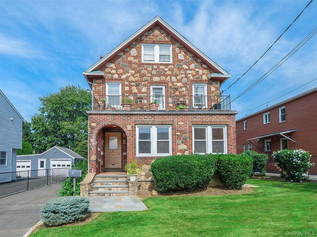 75 Frost Pond Road, Glen Cove