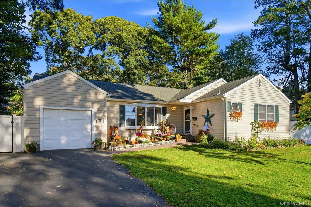 35 Wyant Avenue, Ronkonkoma