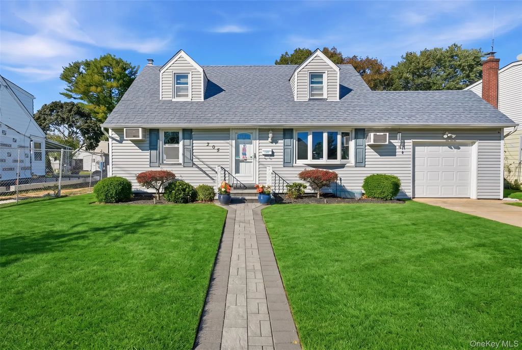 305 W Nicholai Street, Hicksville