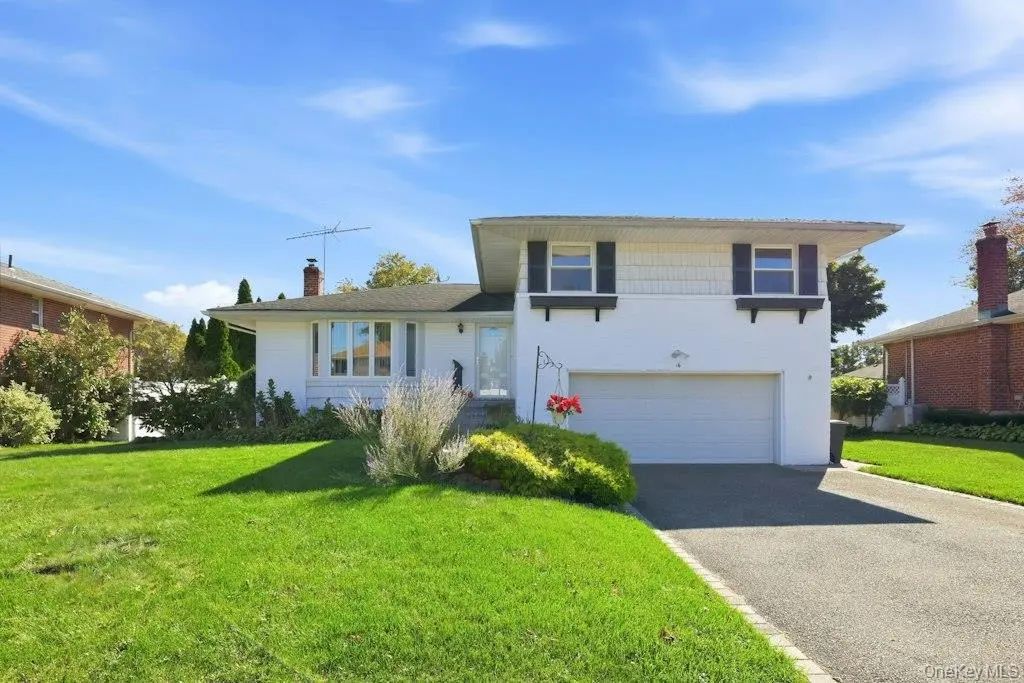 16 Radnor Road, Plainview