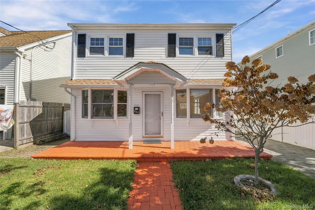 644 S 8th Street, Lindenhurst