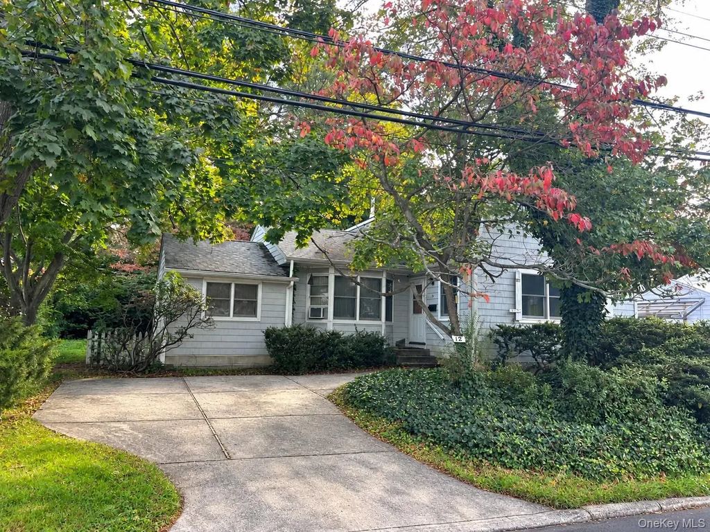 12 W Haven Drive, East Northport