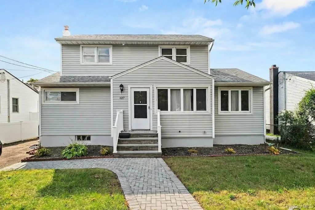 607 N Monroe Avenue, Lindenhurst