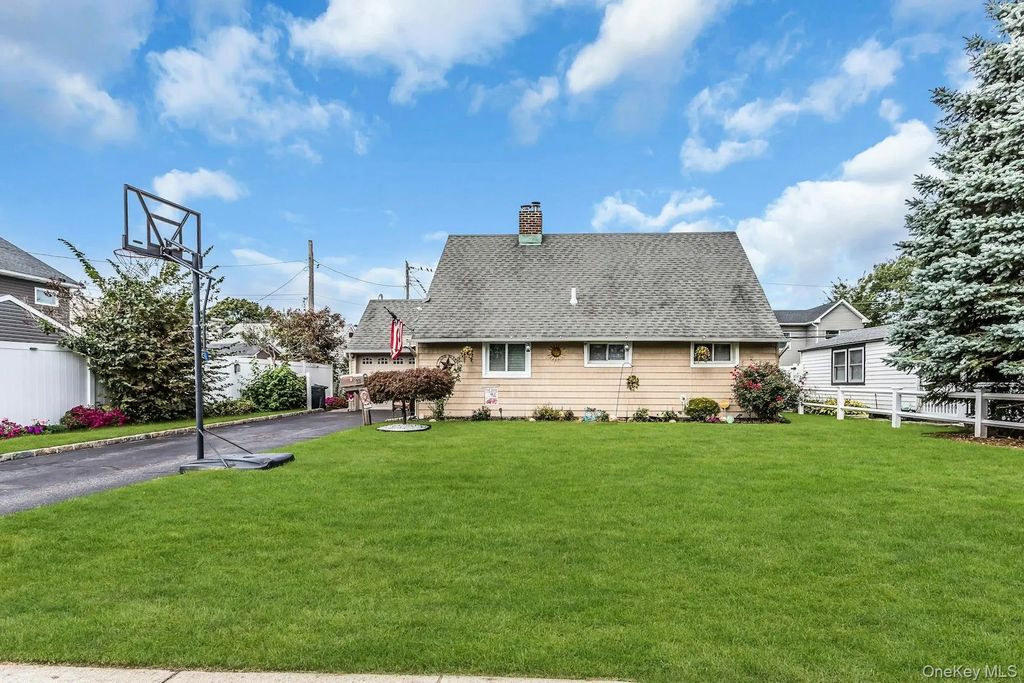23 Summit Lane, Levittown