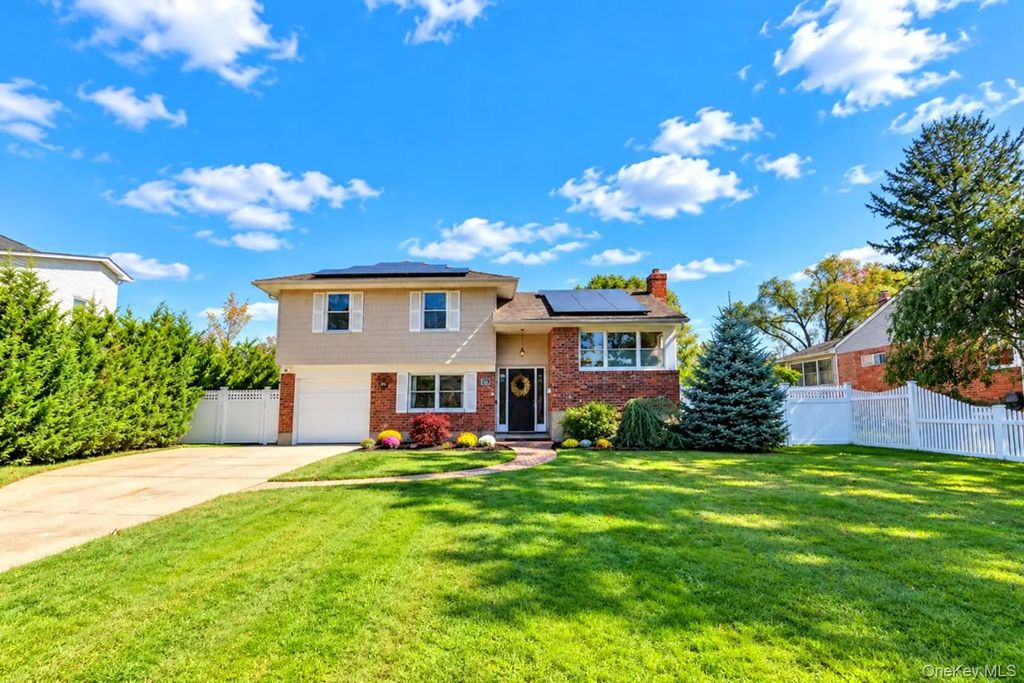 49 Simmons Drive, East Islip