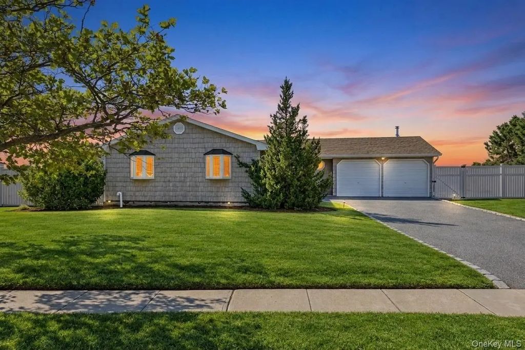 41 Shore Drive W, Copiague