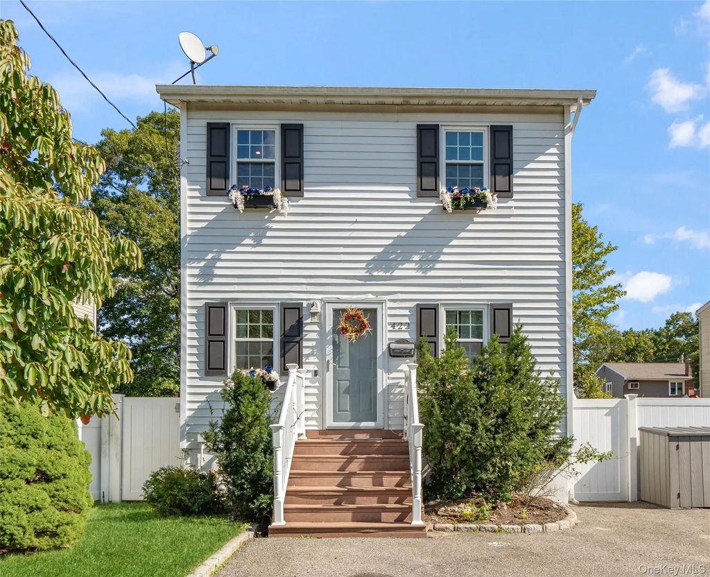 422 Myrtle Avenue, West Islip