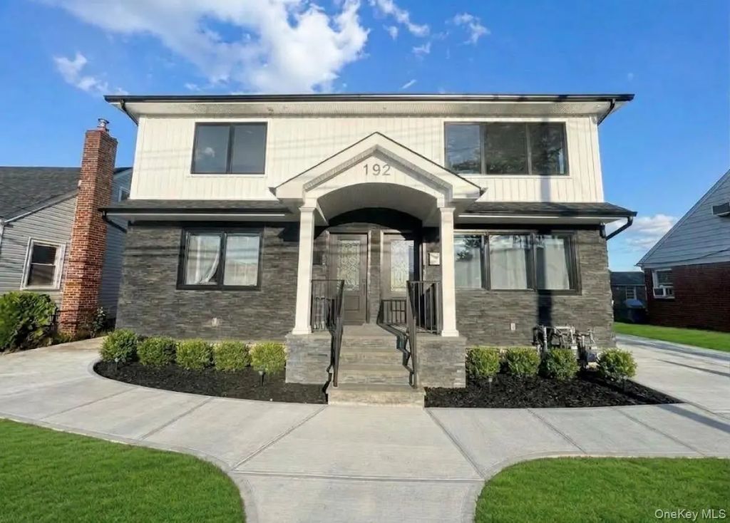 192 Roosevelt Avenue # 2, Mineola