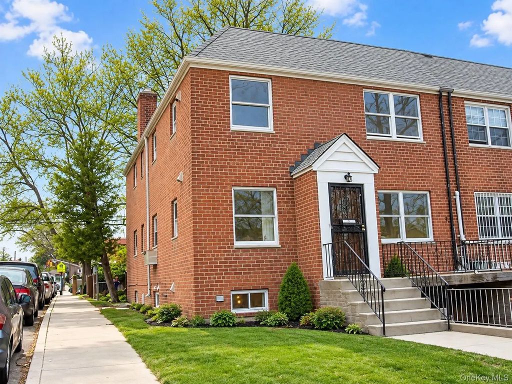 6728 Utopia Parkway, Fresh Meadows