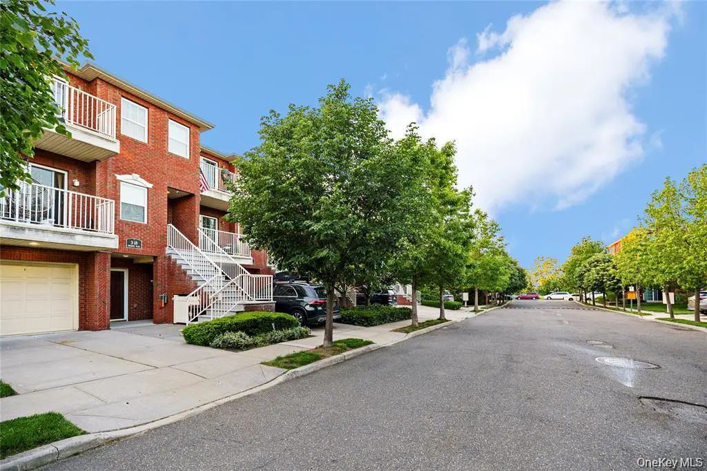 319 Endeavor Place # 43, College Point