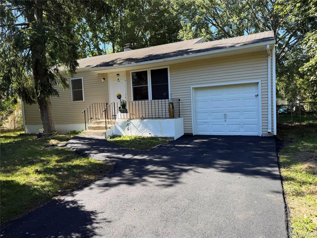 748 Doane Avenue, Bellport