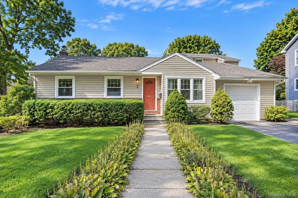 2 Milburn Lane, Huntington