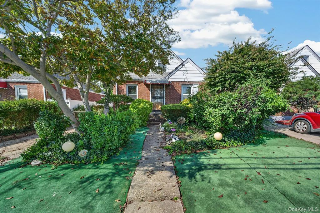 31 Circle Drive W, Elmont