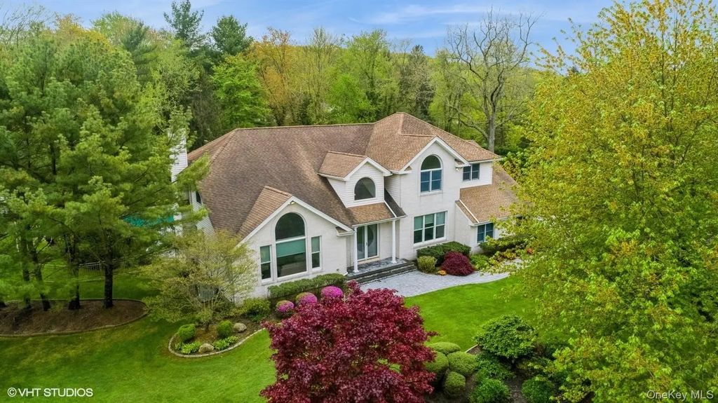 2 Sunflower Court, Dix Hills