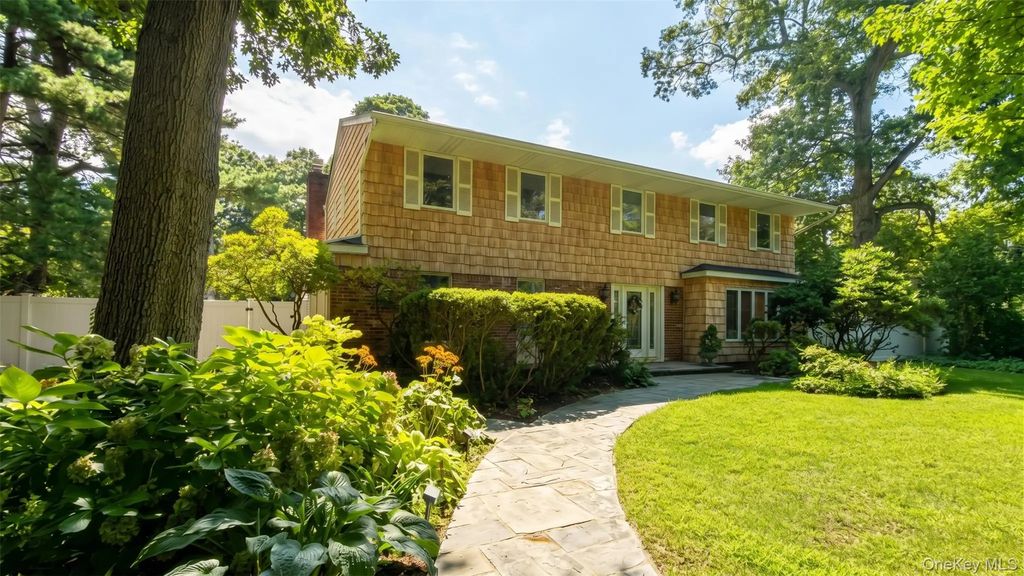 8 Tree Hollow Lane, Dix Hills
