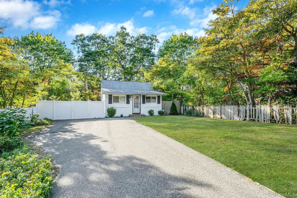 60 S Evergreen Drive, Selden