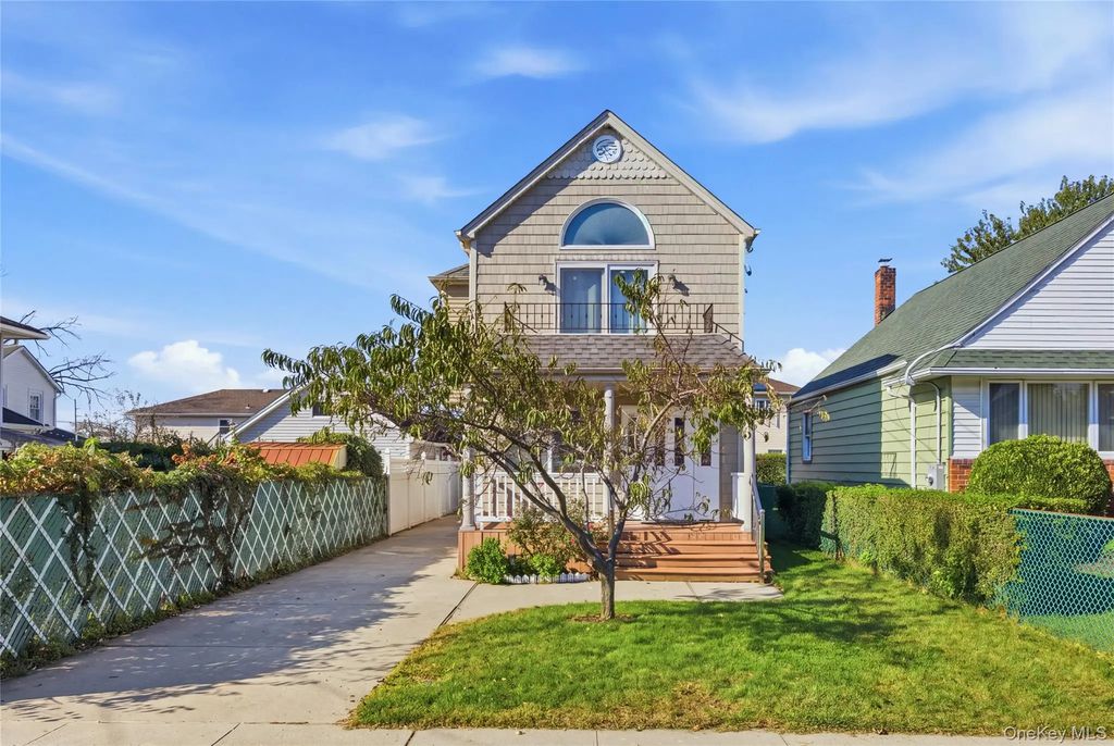 33 3rd Avenue, New Hyde Park