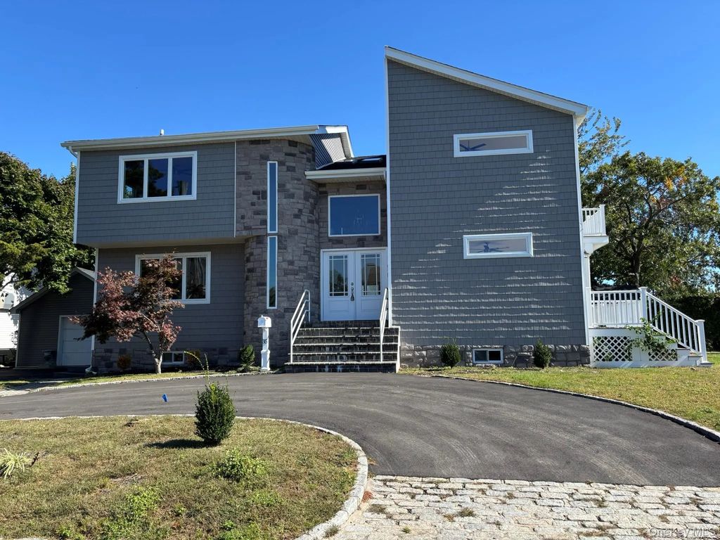 35 Adams Avenue, Bayville