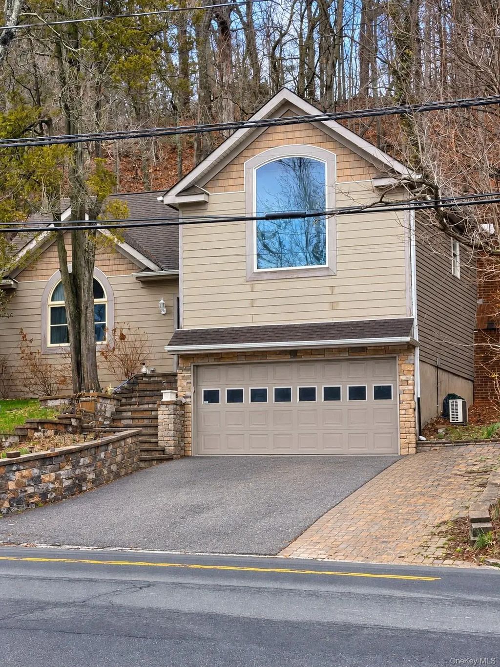 379 E Main Street, Centerport