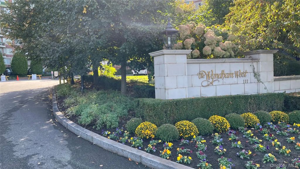 111 Cherry Valley Avenue # 702 W, Garden City