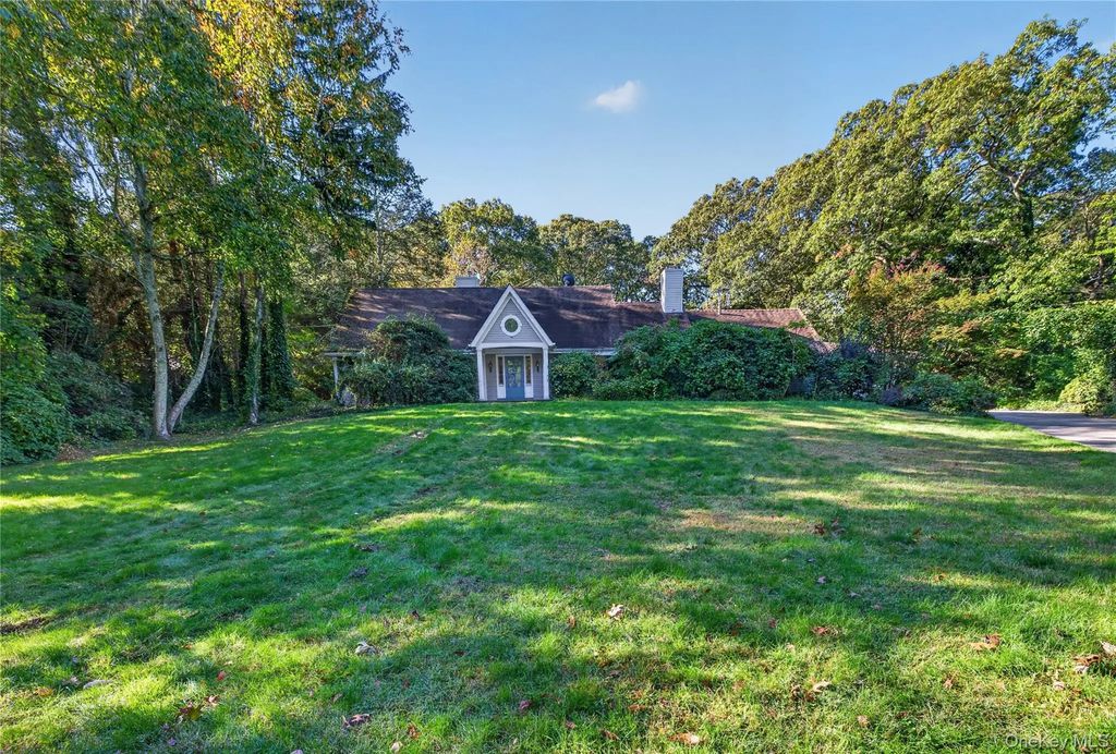 1574 Laurel Hollow Road, Syosset