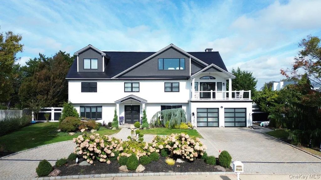 48 Shore Drive S, Copiague